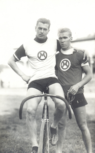 Sporta biedrības Marss riteņbraucēji Roberts Plūme (no kreisās) un Herberts Martinsons pagājušā gadsimta 20. gados. Foto no Latvijas Sporta vēstures muzeja fondiem