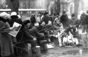 Cilvēki sildījās pie ugunskuriem, kas dega turpat uz Brīvības ielas ietves