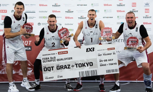 Latvijas 3x3 basketbola komanda — Agnis Čavars (pa kreisi), Kārlis Lasmanis, Nauris Miezis un Edgars Krūmiņš — ar biļeti uz Tokiju. «Domāju, ka paši vēl īsti neaptveram, ko esam sastrādājuši!» saka Krūmiņš. Foto no FIBA arhīva