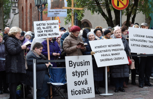 2018. gada 3. oktobra pikets pie Saeimas, pieprasot pārskatīt priesterim Pāvelam Zeiļam noteikto drošības līdzekli — apcietinājumu. Foto — LETA