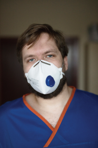 Ārsts rezidents Pauls Dzelve. Foto — Reinis Hofmanis