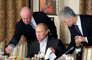 Jevgeņijs Prigožins apkalpo Vladimiru Putinu kādās vakariņās piemaskavas restorānā Cheval Blanc 2011. gadā. Foto — Scanpix