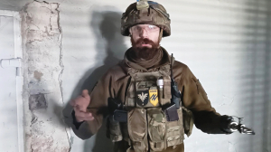 Azov izlūkošanas virsnieks Iļja Samoiļenko videoierakstā, kas 21. aprīlī tika izplatīts no Mariupolē ielenktās rūpnīcas Azovstaļ. Foto — Scanpix