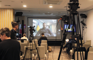 Prezidenta administrācijas padomnieks Oleksijs Arestovičs preses videobrīfingā šā gada 17. martā. Foto — Scanpix