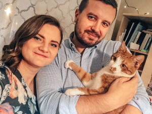 Evija, Edgars un viņa mīļais kaķis Ziedonis. Foto no privātā arhīva