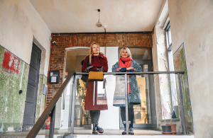 Nepieradināta vide vairāk uzrunā uzņēmējus, kas nodarbojas ar netipisku biznesu vai kas savā domāšanā ir elastīgāki, dinamiskāki, radošāki un gatavi pielāgoties, secina Līga Eglīte (pa labi) un Zane Sauka. Foto — Edgars Pohevičs