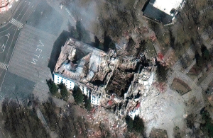 Skats uz sabombardēto teātri no Maxar Technologies satelīta 29. martā. Foto — The New York Times