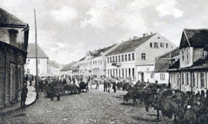Kuldīgas tirgus laukums pagājušā gadsimta sākumā. Foto — Zudusī Latvija / Latvijas Nacionālā bibliotēka
