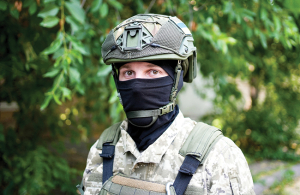 Ukrainas armijas specvienības drona operators ar segvārdu Santa (Ziemassvētku vecītis). Foto — The New York Times