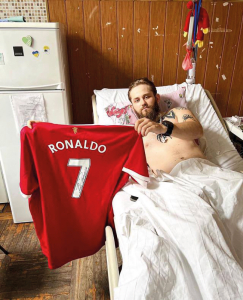 Portugāļu futbolista Krištianu Ronaldu parakstīta krekliņa izsoles nauda tika novirzīta karavīra Vasiļa Gričenko rehabilitācijai. Foto no personīgā arhīva