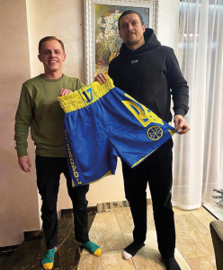 Oleksandra izsoļu partneris Jehors Holubs kopā ar bokseri Oleksandru Usiku, kurš izsolei piedāvāja vienus no saviem šortiem. Foto no personīgā arhīva