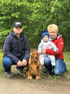 Marina ar vīru un mazdēlu. Foto no personīgā arhīva