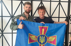 Andrijs Piļščikovs ar amerikāņu aktieri un kinorežisoru Šonu Penu, kuram šogad iznāca dokumentāla filma Superpower par Ukrainas prezidentu Volodimiru Zelenski. Foto no personīgā arhīva