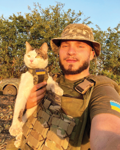 Oleksandrs un Šaiba frontes ekipējumā. Foto no personīgā arhīva