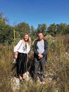 Fonda Uzņēmēji mieram direktore Laura Skrodele kopā ar kādu no Jahidnes ciema iedzīvotājiem. Foto no Uzņēmēji mieram arhīva