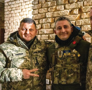 Koļa Serga ar Ukrainas bruņoto spēku virspavēlnieku Valēriju Zalužniju. Foto — Scanpix