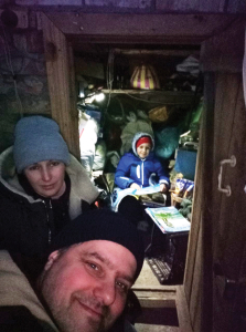 Serhijs ar sievu un dēlu mājas pagrabā kara pirmajās dienās. Foto no personīgā arhīva