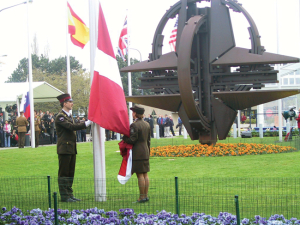 Latvijas karoga pacelšana pie NATO mītnes Briselē 2004. gada 2. aprīlī. Foto no Ārlietu ministrijas arhīva