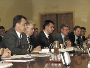 Pēc Prāgas samita izveidoja delegāciju iestāšanās sarunām ar NATO. Delegācijas vadītājs bija Ārlietu ministrijas valsts sekretārs Māris Riekstiņš (trešais no kreisās puses), tajā piedalījās arī Latvijas vēstnieks NATO Imants Lieģis (otrais no kreisās puses), sadaļas «Aizsardzība» sarunu vadītājs bija Aizsardzības ministrijas valsts sekretārs Edgars Rinkēvičs (ceturtais no kreisās puses). Foto no Ārlietu ministrijas arhīva