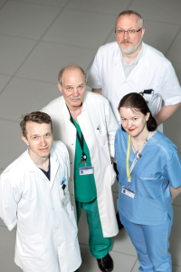 Koordinators un daļa no nieru pārstādīšanas komandas. Aleksandrs Maļcevs no Nacionālā transplantācijas koordinācijas dienesta (pa kreisi) un transplantologi Viktors Ševeļovs, Jānis Jušinskis un Olga Jegorova. Foto — Ieva Salmane