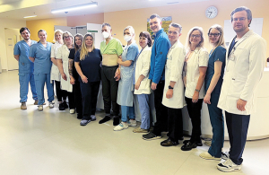 Lielākā daļa no aknu pārstādīšanas komandas ar pacientu. Pa labi — ķirurgs Artūrs Ozoliņš. Stradiņa slimnīcas foto