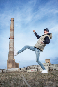 Uzņēmuma Ropejumping.lv īpašnieks Klāvs Vess turpina nodarboties ar virvju lēkšanu, un tas ir viens no dzinuļiem, kas rosina attīstīties. Gribas, lai pašam ir interesanti. Foto — Ieva Salmane