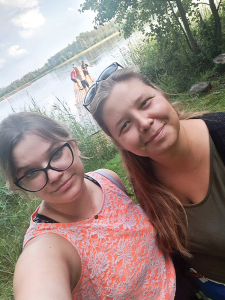 Andra Kantāne (pa labi) un aktīviste Nelda Šuksto jauniešu pasākumā. Foto no personīgā arhīva