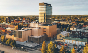 Koka debesskrāpis Zviedrijas ziemeļu pilsētā Šellefteo. Apakšstāvos ir kultūras centrs, bet ēkas daļā ar 20 stāviem mājo viesnīca. Foto — Jonas Westling