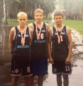 Naura pirmā medaļa strītbolā kopā ar komandas biedriem. Foto no personīgā arhīva