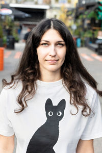 Lai zīmētu tēlus, Paula Bobrova noskatījās tūkstošiem kaķu un suņu video, pētīja šķirnes, kažoku un krāsojuma raksturīgās iezīmes, arī ķermeņa valodu un uzvedību. Foto — Ieva Salmane