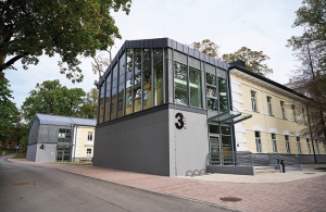 Jūlijā pilnīgi pabeigtas vēsturiskās «dvīņu mājas». Moderna renovācija, saglabājot un atjaunojot ēku vēsturisko fasādi
