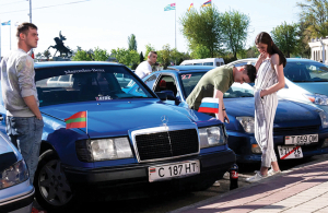 Jaunieši ar Piedņestras un Krievijas karogiem Tiraspolē 2022. gada vasarā. Foto — The New York Times