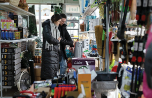 Bijušajā ziedu un dārzkopības piederumu veikalā Varnicā tagad pieprasītākā preces ir elektriskie sildītāji. Foto — The New York Times