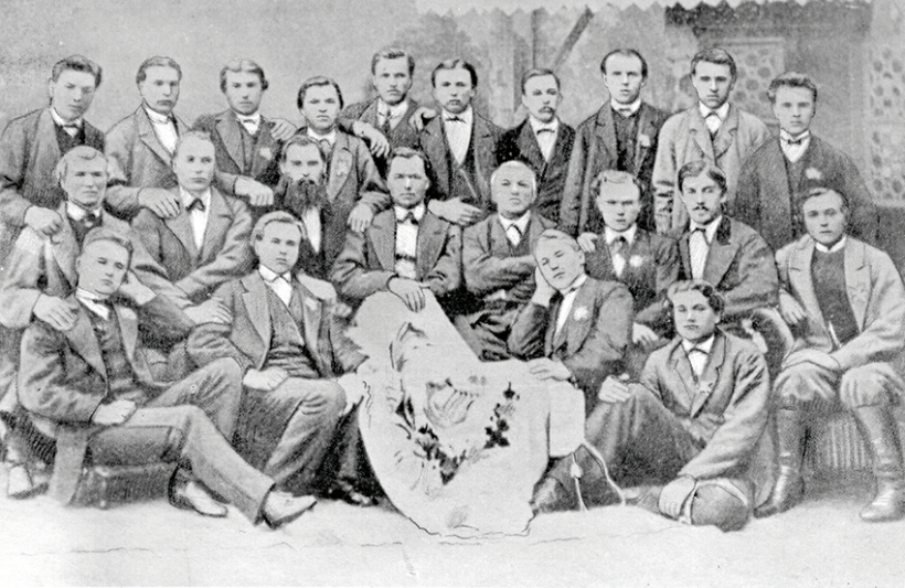 Vietalvas vīru koris ar diriģentu Juri Kalniņu (pseidonīms Prātkopis) 1. svētku laikā (1873). Foto — Latvijas Nacionālais arhīvs / Latvijas Valsts kinofotofonodokumentu arhīvs