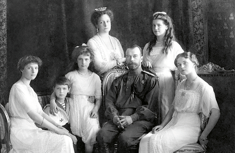 Krievijas imperators Nikolajs II ar ģimeni. Foto no Latvijas Kara muzeja krājuma