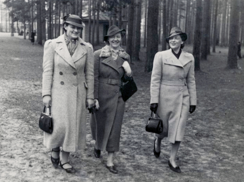 Trīs dāmas pastaigā Mežaparkā 1939. gadā