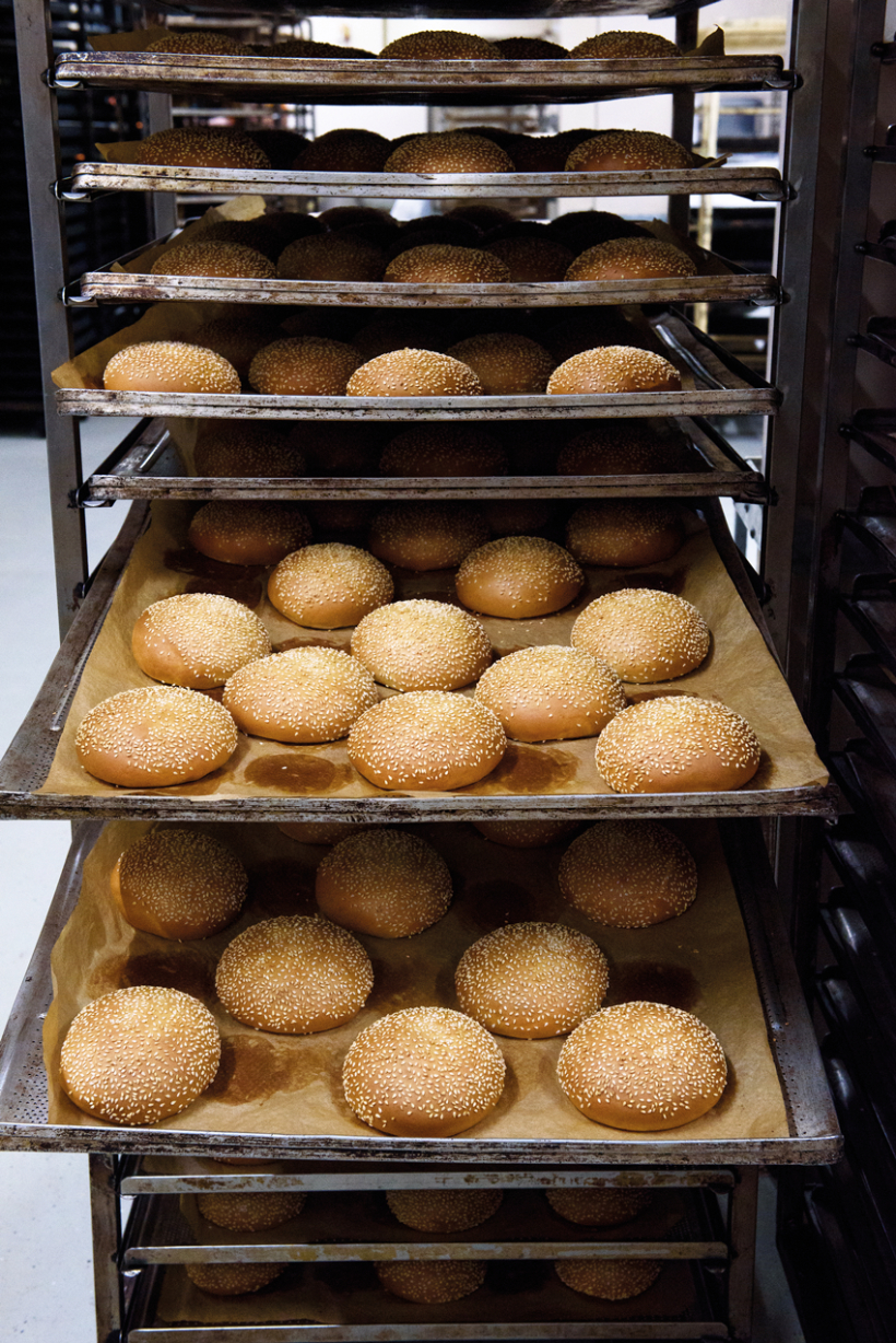 Cannelle Bakery sertificēts atbilstoši britu mazumtirgotāju asociācijas BRC Food pārtikas drošuma standartam, kas esot stingrākais pasaulē. Foto — Gints Ivuškāns