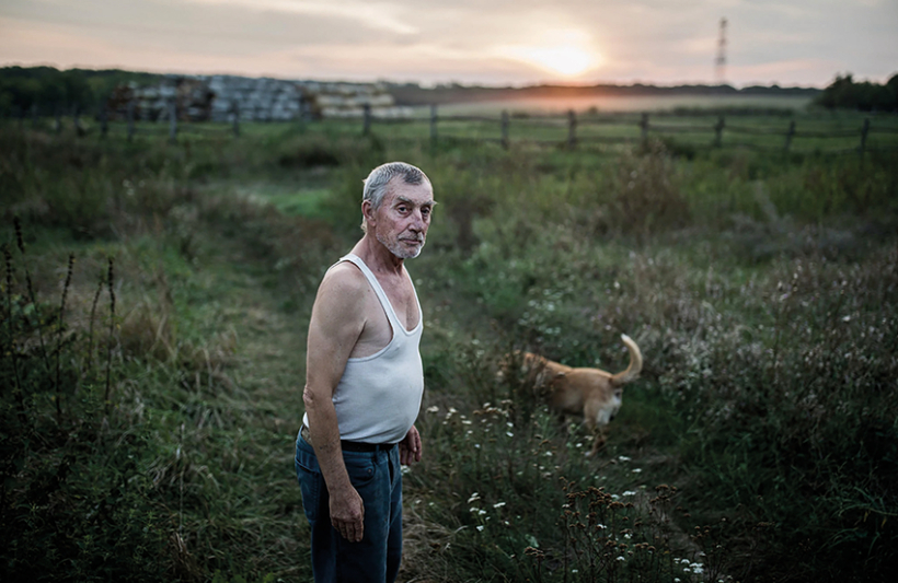 Par to, ka valdība nolēmusi pārdot laukus, kas ieskauj Ferenca Horvāta (63) nelielo zemes pleķīti, viņš uzzināja novēloti. «Tas viss notika ātri. Mēs nemaz nezinājām, ka zeme tiek pārdota.» Foto — The New York Times