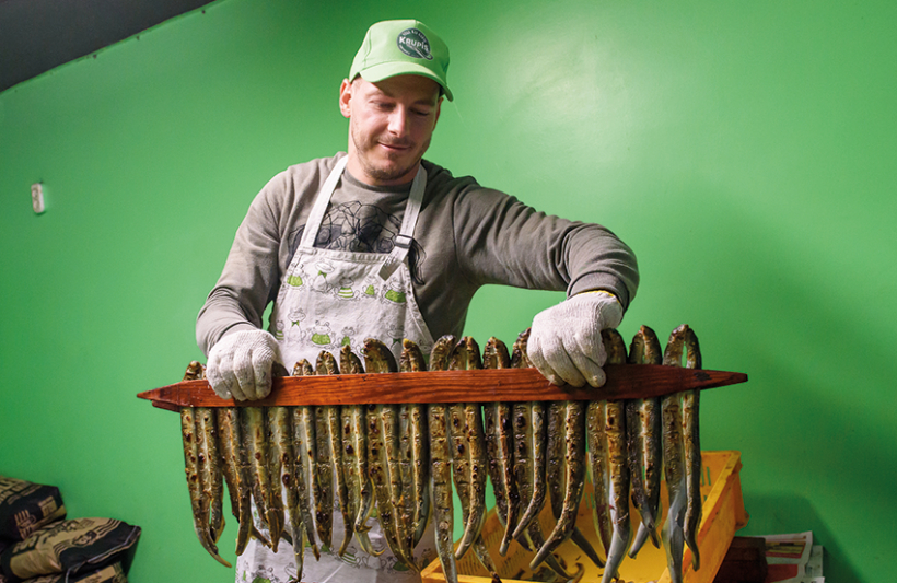 Znots Ainārs Daudziešans ir Mangaļsalas zivju fabrikas strādnieku atvase. SIA Krupis saimnieki ir pārliecināti — bizness būs drošās rokās. Foto — Gints Ivuškāns