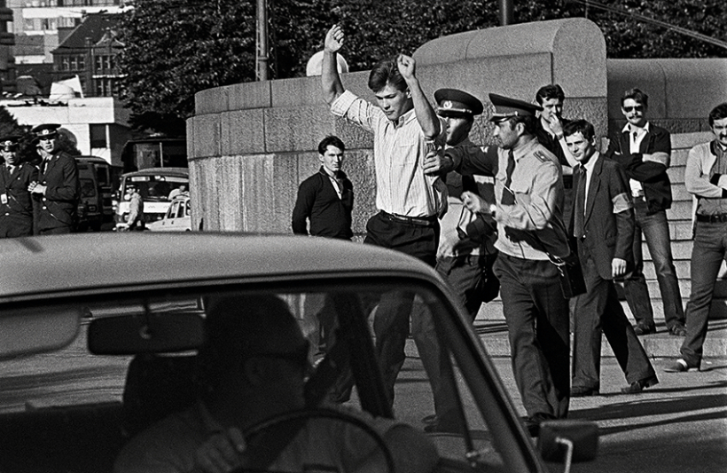 Miliči arestē demonstrantu pie Brīvības pieminekļa 1987. gada 23. augustā. Foto — Uldis Briedis