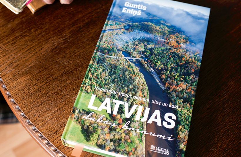 Latvijas dabas brīnumi ir neparasta grāmata. No vienas puses, krāšņs dabas pētnieka piedzīvojumu stāsts. No otras puses, pārsteidzoša rokasgrāmata Latvijas apceļotājam, jo tajā ir daudz atklājumu. Foto — Ieva Salmane