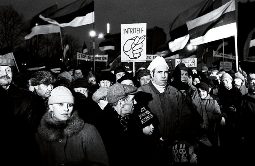Par spīti līderu strīdiem, igauņu tauta atbalstīja gan pilsoņu kustību, gan Tautas fronti. Attēlā: Tautas frontes organizēts mītiņš Tallinā 1990. gada 16. martā, divas dienas pirms Augstākās Padomes vēlēšanām. Plakāts vēsta: interiem pigu