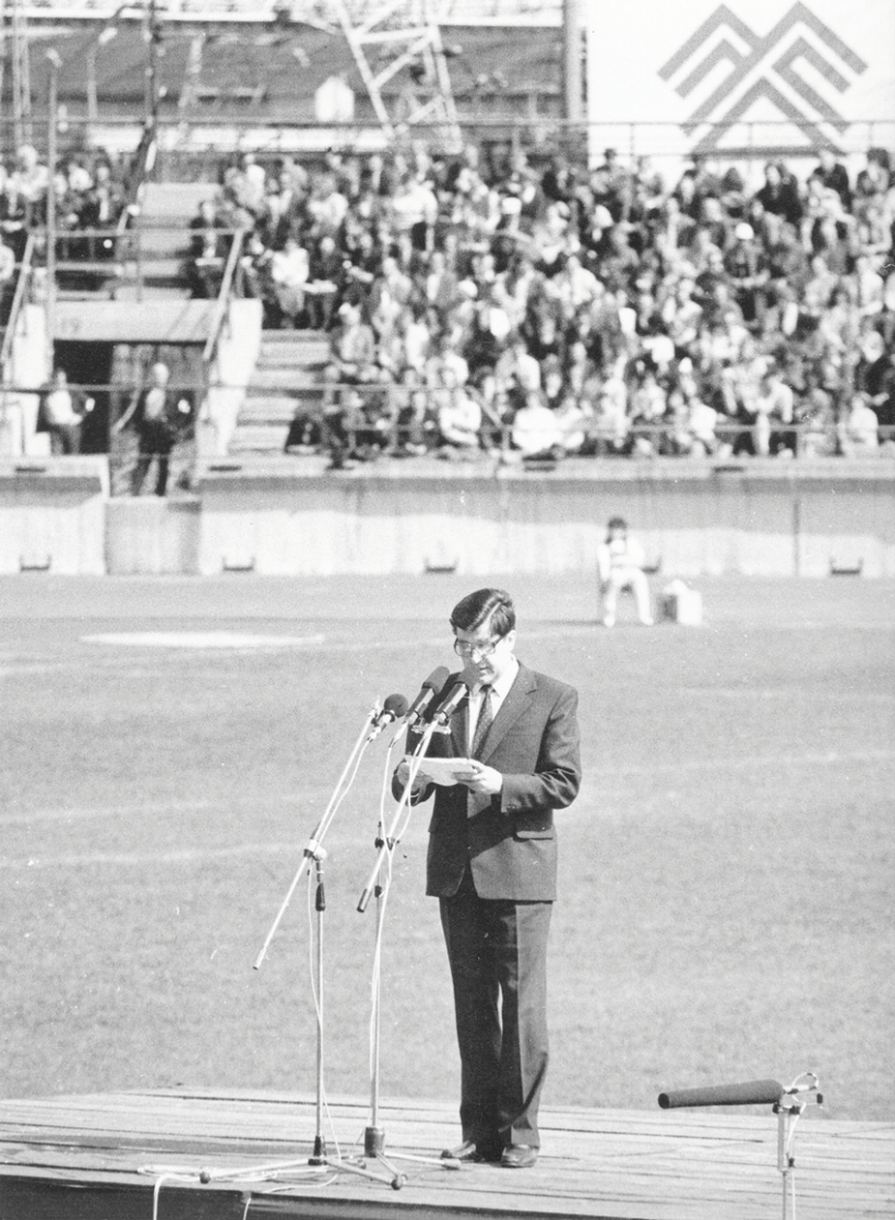 1990. gada 21. aprīlī vairāk nekā 8000 visu līmeņu deputātu Daugavas stadionā atbalstīja aicinājumu atjaunot Latvijas neatkarību. Attēlā: deputātus uzrunā Augstākās Padomes priekšsēdētājs Anatolijs Gorbunovs. Foto — Elmārs Ošs