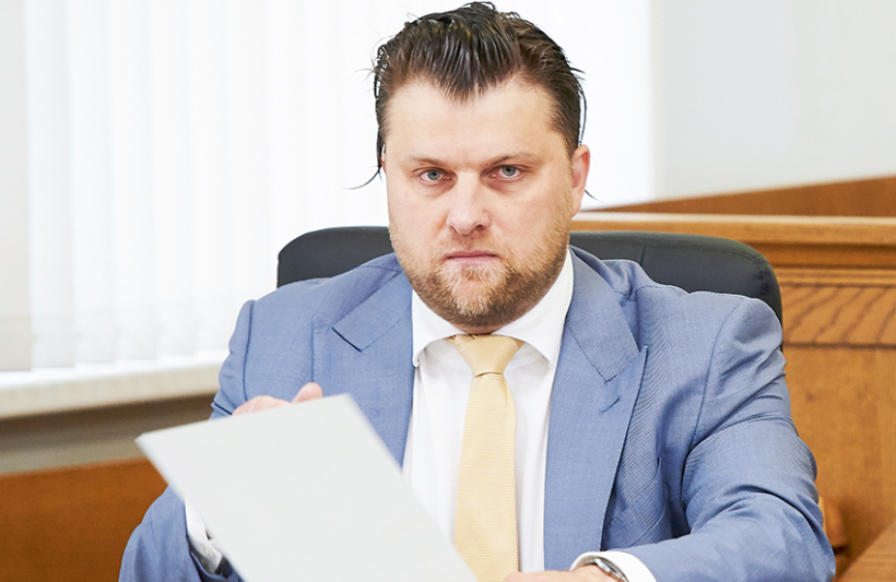Kriminālprocesa ietvaros 2017. gada jūnijā policija veica plašas kratīšanas un vairākus aizdomās turētos apcietināja. Bijušais administrators Māris Sprūds aiz restēm pavadīja visilgāk — astoņus mēnešus. Viņu atbrīvoja pret 500 000 eiro drošības naudu, kuras izcelsme nav īsti skaidra. Foto — Edmunds Brencis