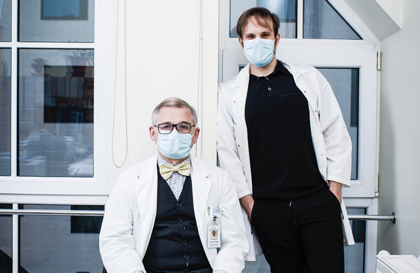 Profesors Valdis Pīrāgs vada projektu, kurā viens no mērķiem ir radīt ātro siekalu testu. Attēlā kopā ar jaunāko kolēģi Stradiņa slimnīcas rezidentu Svjatoslavu Kistkinu. Foto — Ieva Salmane