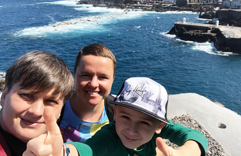 Līga un Evita kopā ar dēlu Tenerifē — vēl pirms pandēmijas, kad drīkstēja ceļot. Foto no personīgā arhīva