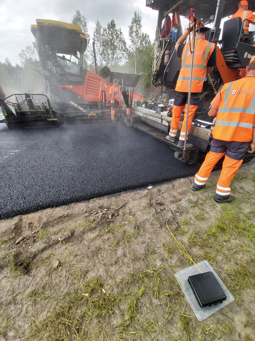 Optiskās šķiedras sensora iestrādāšana ceļa segumā
