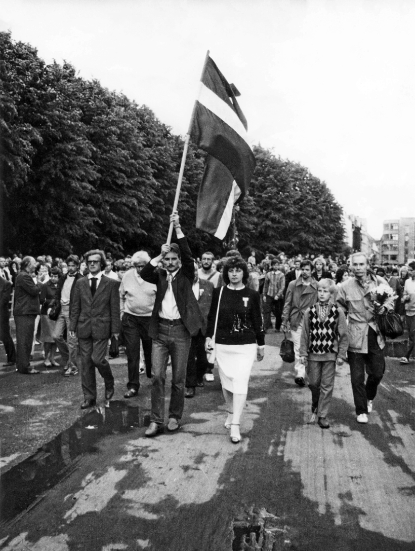 Pirmo reizi kopš Otrā pasaules kara atklāti tiek nests sarkanbaltsarkanais karogs. Gājiens pie Brīvības pieminekļa ceļā uz Brāļu kapiem Rīgā.1988. gada 14. jūnijs. Centrā — Konstantīns Pupurs, pa kreisi — Gunārs Freimanis, pa labi — Anta Bergmane, Juris Plakans. Latvijas Nacionālā vēstures muzeja krājums