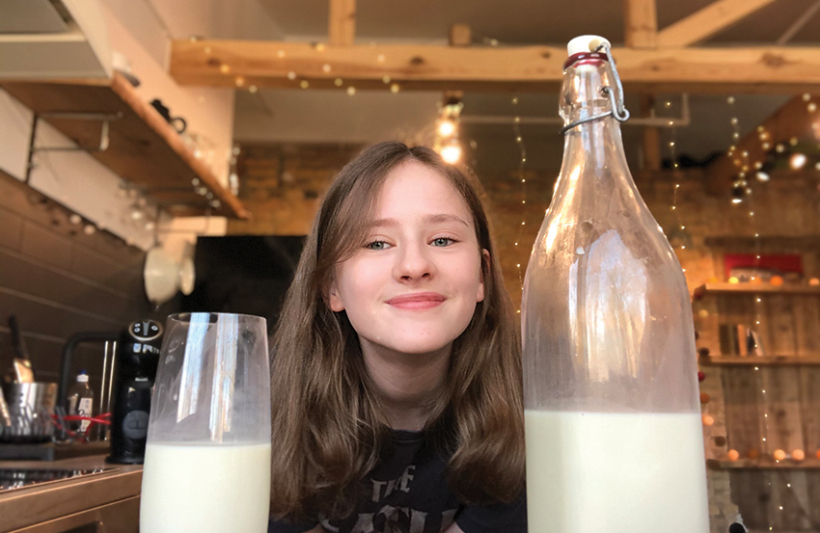 Kopš iemācījusies gatavot auzu dzērienu, Māra Semjonova kafiju, kakao vai putru papildina tikai ar to. Foto no privātā arhīva