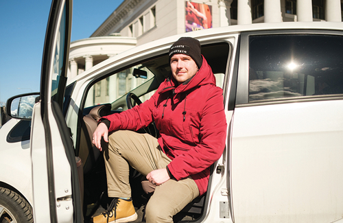 «Citiem stāvvieta izmaksātu 50 eiro, man — neko,» par priekšrocību priecājas Kārlis Mendziņš. Foto — Reinis Inkēns